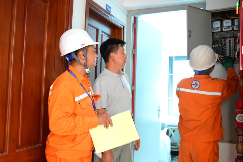 Công nhân EVNHANOI kiểm tra thiết bị điện tại khu vực cho thuê trọ thuộc phường Hà Đông thumbnail_DSC_9132.jpg