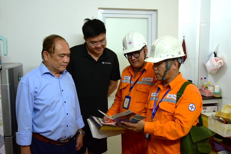 Công nhân EVNHANOI phối hợp với tổ dân phố tuyên truyên an toàn điện, phòng chống cháy nổ tại nhà trọ thuộc phường Hà Đông thumbnail_DSC_9301.jpg