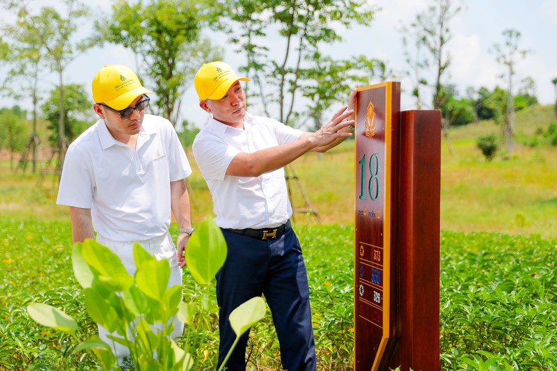 Nhà thiết kế Lê Thanh Hòa đã có buổi khảo sát thực tế để hiểu về câu chuyện văn hóa của Văn Lang Empire T&T Golf Club Ảnh 2 (20).jpg