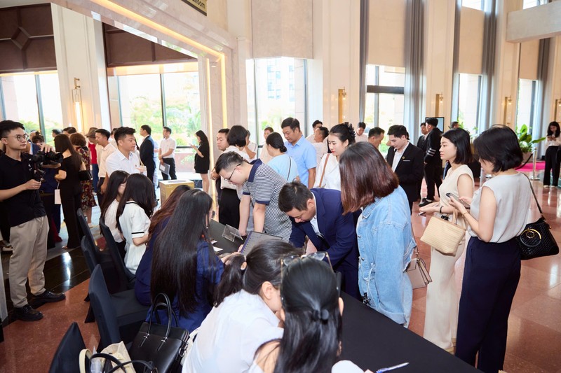 Khu vực check-in, ráp căn luôn trong tình trạng chật kín khách hàng háo hức đăng ký ráp căn Regal Residence Đồng Hới. anh4_regalresidence4.jpg