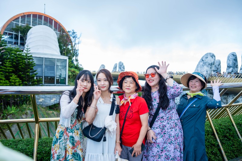 Mọi du khách Hàn Quốc quay lại Đà Nẵng đều được tặng ngay vé “Wow pass” và buffet trưa Du khách Hàn Quốc check in tại Ba Na Hills (20).jpg