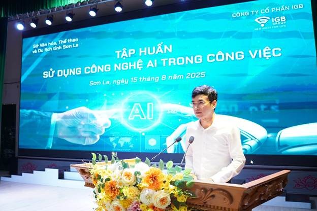 Ông Trần Xuân Việt, Phó Giám đốc Sở VHTT&DL tỉnh Sơn La phát biểu khai mạc chương trình Ông Trần Xuân Việt, Phó Giám đốc Sở VHTT&DL tỉnh Sơn La phát biểu khai mạc chương trình
