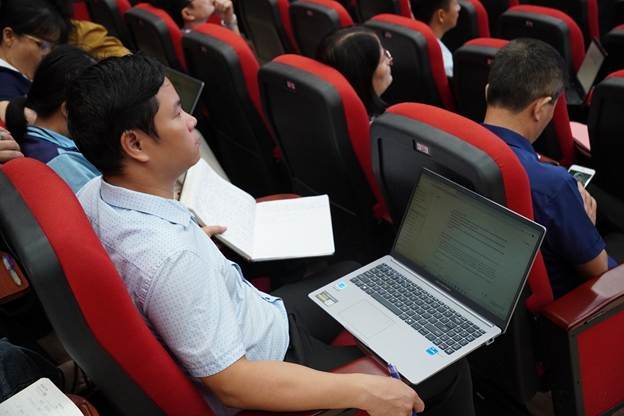 Cán bộ tích cực và chăm chú cập nhật kiến thức, tiếp cận công nghệ mới Cán bộ tích cực và chăm chú cập nhật kiến thức, tiếp cận công nghệ mới