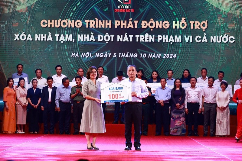 Agribank trao ủng hộ 100 tỷ đồng hỗ trợ tại Chương trình phát động hỗ trợ xóa nhà tạm, nhà dột nát. Anh-2 (2).jpg