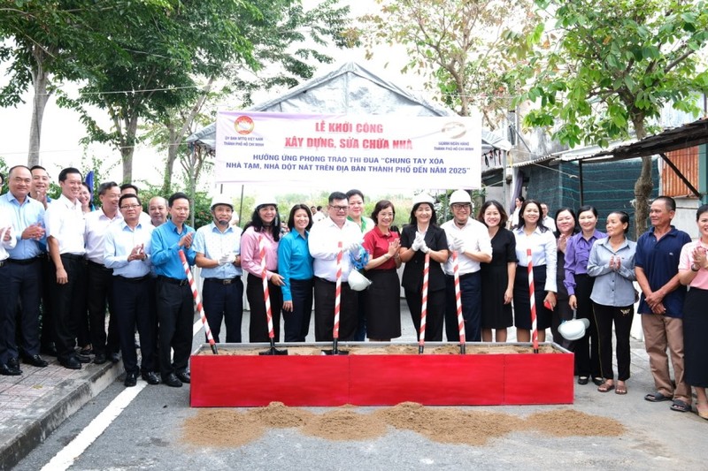 Agribank luôn khẳng định vai trò ngân hàng sẵn sàng chung tay cùng hệ thống chính trị hoàn thành kế hoạch xóa nhà tạm, nhà dột nát cho hộ nghèo, hộ cận nghèo trong đợt thi đua cao điểm từ nay đến hết năm 2025. Anh-3 (2).jpg