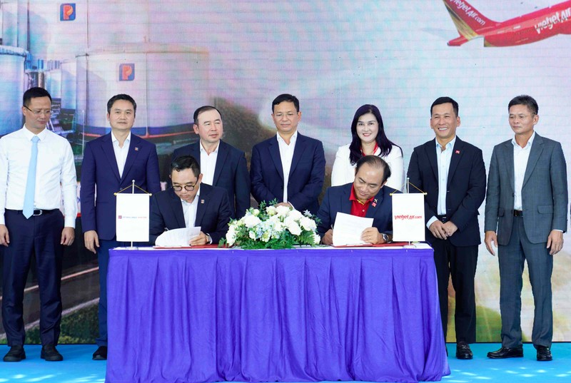 Phó Tổng giám đốc Thường trực Vietjet Tô Việt Thắng (phải) và Tổng Giám đốc Petrolimex Aviation Nguyễn Văn Học (trái) ký kết thỏa thuận hợp tác tiêu thụ Nhiên liệu hàng không bền vững SAF A2 (15).jpg