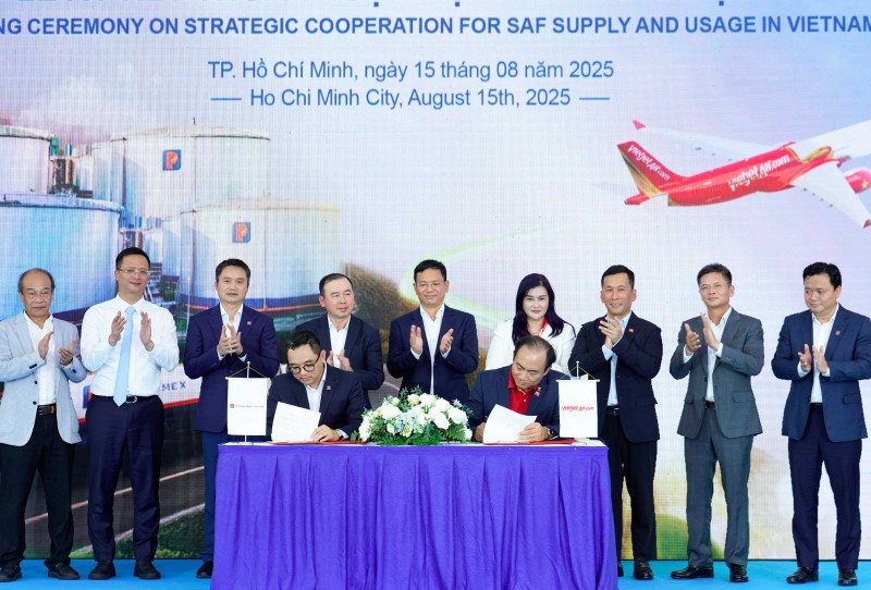 Phó Tổng giám đốc Thường trực Vietjet Tô Việt Thắng (phải) và Tổng Giám đốc Petrolimex Aviation Nguyễn Văn Học (trái) ký kết thỏa thuận hợp tác tiêu thụ Nhiên liệu hàng không bền vững SAF A3 (9).jpg