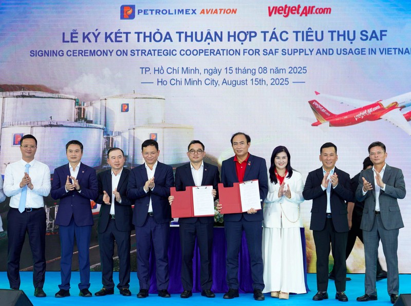 Phó Tổng giám đốc Thường trực Vietjet Tô Việt Thắng (phải) và Tổng Giám đốc Petrolimex Aviation Nguyễn Văn Học (trái) ký kết thỏa thuận hợp tác tiêu thụ Nhiên liệu hàng không bền vững SAF A5 (4).jpg