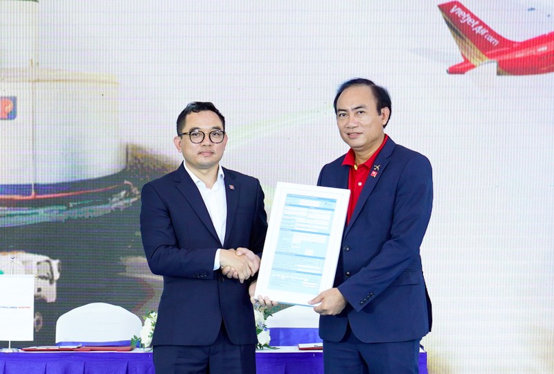 Petrolimex Aviation chuyển giao Bằng chứng Bền vững – Proof of Sustainability (PoS) theo tiêu chuẩn ISCC EU cho Vietjet A6 (4).jpg