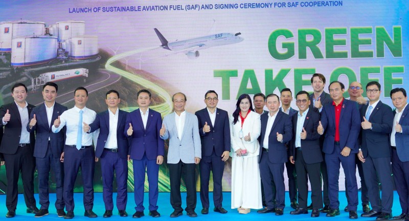 Các đại biểu chúc mừng hợp tác với bước tiến mới trong việc ứng dụng nhiên liệu hàng không bền vững SAF tại Việt Nam A7 (2).jpg