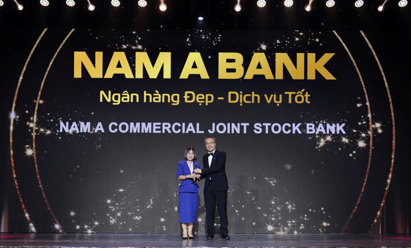 Bà Nguyễn Thị Tố Uyên - Giám đốc Khối Nguồn nhân lực Nam A Bank nhận giải thưởng từ BTC Bà Nguyễn Thị Tố Uyên - Giám đốc Khối Nguồn nhân lực Nam A Bank nhận giải thưởng từ BTC
