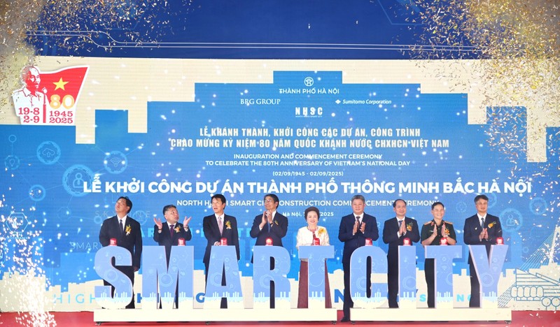 Các đại biểu thực hiện nghi thức khởi công dự án Thành phố Thông minh Bắc Hà Nội 01 Các đại biểu thực hiện nghi thức khởi công.jpg