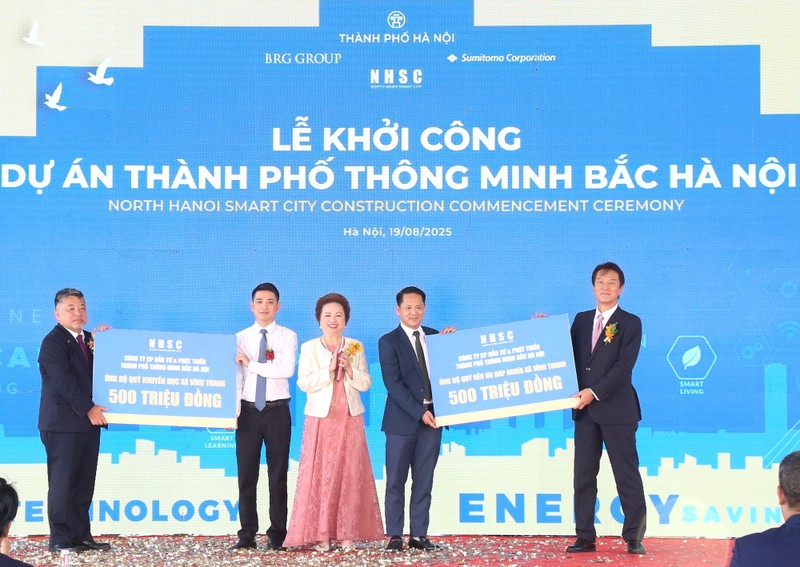 Lãnh đạo Công ty Cổ phần Đầu tư và Phát triển Thành phố Thông minh Bắc Hà Nội trao 1 tỷ đồng ủng hộ hoạt động an sinh – xã hội của xã Vĩnh Thanh, gồm 500 triệu đồng cho Quỹ Khuyến học Khuyến tài và 500 triệu đồng cho quỹ Đền ơn đáp nghĩa. 06 Công ty Cổ phần Đầu tư Phát triển Thành phố Thông minh Bắc Hà Nội trao 1 tỷ đồng ủng hộ hoạt động An sinh – Xã hội của xã Vĩnh Thanh.JPG