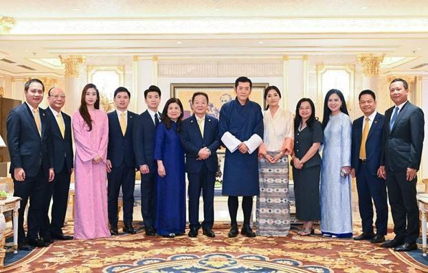 Quốc vương Bhutan cùng Hoàng hậu chụp ảnh lưu niệm cùng lãnh đạo Tập đoàn T&T Group và Ngân hàng SHB Quốc vương Bhutan cùng Hoàng hậu chụp ảnh lưu niệm cùng lãnh đạo Tập đoàn T&T Group và Ngân hàng SHB