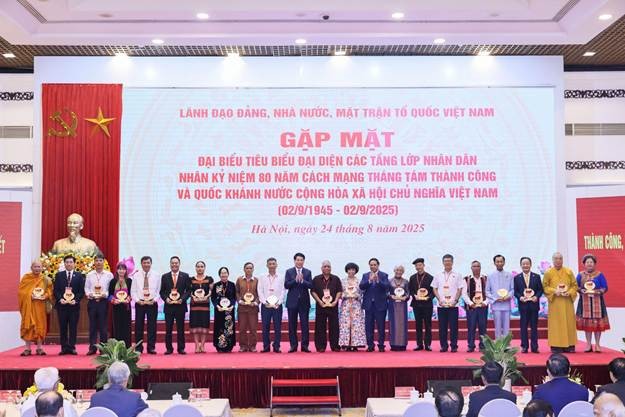 Lãnh đạo Đảng, Nhà nước trao tặng biểu trưng kỷ niệm và quà cho doanh nhân Đỗ Quang Hiển (thứ 3 từ bên phải qua) cùng các đại biểu có những thành tích xuất sắc trong công tác an sinh xã hội, hỗ trợ cộng đồng. Lãnh đạo Đảng, Nhà nước trao tặng biểu trưng kỷ niệm và quà cho doanh nhân Đỗ Quang Hiển (thứ 3 từ bên phải qua) cùng các đại biểu có những thành tích xuất sắc trong công tác an sinh xã hội, hỗ trợ cộng đồng.