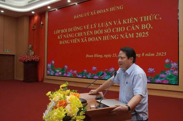 Đồng chí Nguyễn Văn Vấn – Bí thư Đảng uỷ, Chủ tịch HĐND xã Đoan Hùng phát biểu tại chương trình Đồng chí Nguyễn Văn Vấn – Bí thư Đảng uỷ, Chủ tịch HĐND xã Đoan Hùng phát biểu tại chương trình