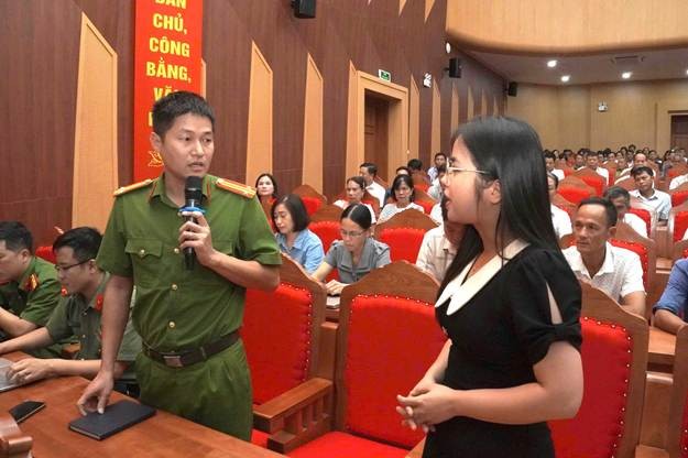 Bà Nguyễn Thị Ngọc Châm – Giám đốc Công ty Cổ phần IGB Media trực tiếp hướng dẫn tại buổi Tập huấn Bà Nguyễn Thị Ngọc Châm – Giám đốc Công ty Cổ phần IGB Media trực tiếp hướng dẫn tại buổi Tập huấn