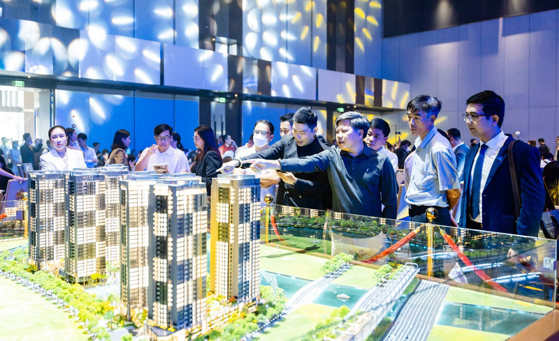 Tại sự kiện, các chuyên viên kinh doanh đang tư vấn cho khách hàng Picture2.png