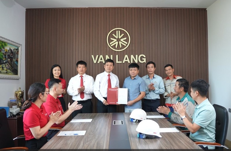 Agribank Chi nhánh Nam Thanh Hóa đồng hành cùng Công ty TNHH Văn Lang Yufukuya giúp doanh nghiệp đẩy mạnh phát triển các dự án xanh góp phần xây dựng nền kinh tế carbon 1 (22).jpg