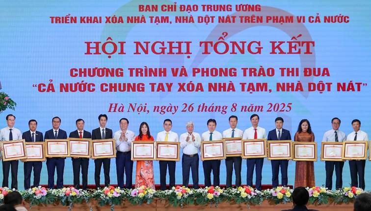 Đồng chí Đỗ Đức Thành, Phó Tổng Giám đốc Agribank (thứ sáu từ phải sang) nhận Bằng khen của Thủ tướng Chính phủ cho tập thể có thành tích xuất sắc trong Phong trào thi đua “Cả nước chung tay xóa nhà tạm, nhà dột nát” Đồng chí Đỗ Đức Thành, Phó Tổng Giám đốc Agribank (thứ sáu từ phải sang) nhận Bằng khen của Thủ tướng Chính phủ cho tập thể có thành tích xuất sắc trong Phong trào thi đua “Cả nước chung tay xóa nhà tạm, nhà dột nát”