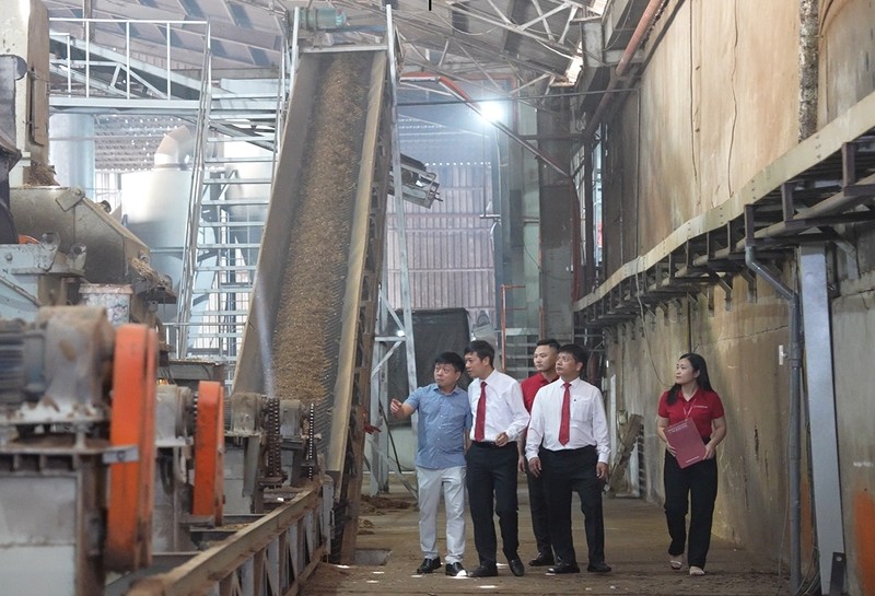 Ông Lang Văn In, Chủ tịch Hội đồng thành viên công ty TNHH Văn Lang Yufukuya đưa cán bộ Agribank thăm quan mô hình sản xuất của doanh nghiệp 2 (22).jpg