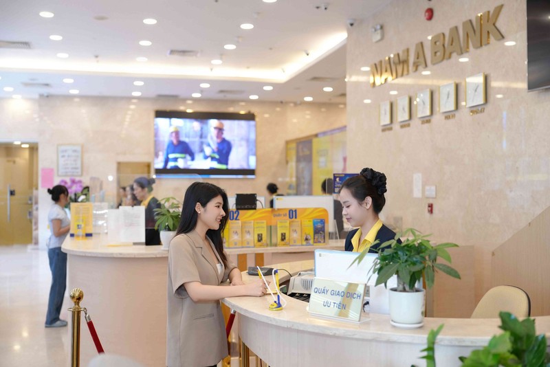 Khách hàng giao dịch tại Nam A Bank. Khách hàng giao dịch tại Nam A Bank.