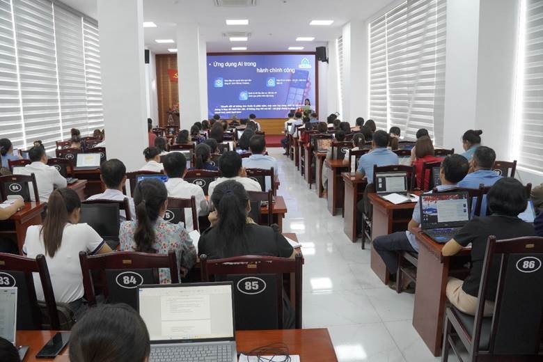 Hơn 100 cán bộ địa phương tham dự buổi tập huấn Hơn 100 cán bộ địa phương tham dự buổi tập huấn