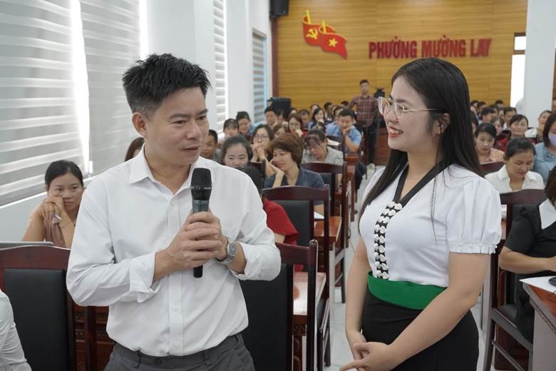 Cán bộ địa phương rất tích cực tương tác trong buổi tập huấn Cán bộ địa phương rất tích cực tương tác trong buổi tập huấn