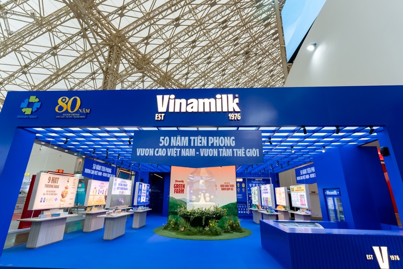 Với sắc xanh rực rỡ và thiết kế hiện đại, gian hàng Vinamilk nổi bật ngay cổng vào không gian “Khởi nghiệp kiến quốc” - nơi tôn vinh vai trò của kinh tế tư nhân theo tinh thần Nghị quyết 68 của Bộ Chính trị về phát triển kinh tế tư nhân (Ảnh: Duy Cường). ANH 1B.jpg