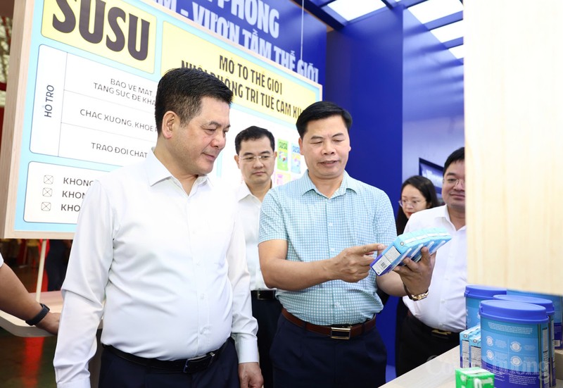 Bộ trưởng Bộ Công Thương Nguyễn Hồng Diên tham quan và kiểm tra gian hàng Vinamilk tại khu trưng bày (Ảnh: Nam Nguyễn). ANH 2B.jpg