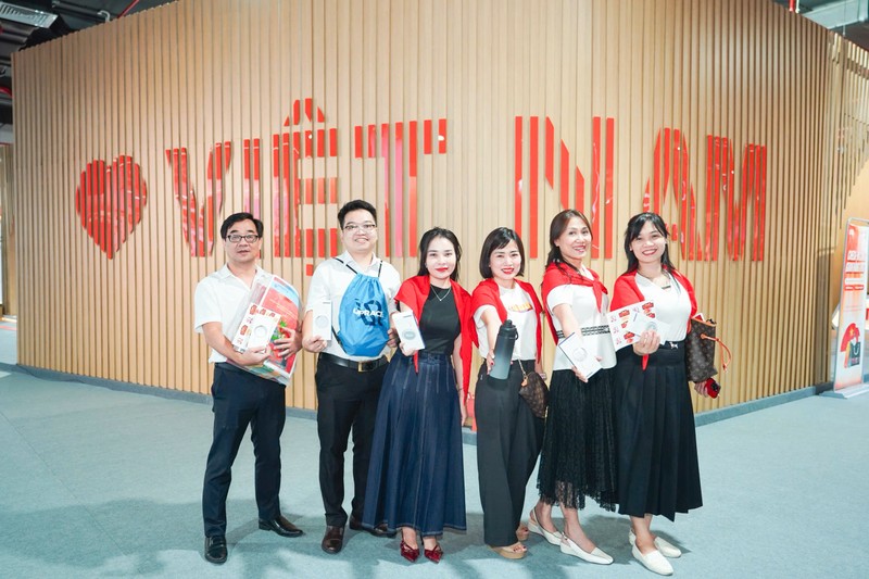 Khách tham quan check in tại bức tường “Love Vietnam” 5 (8).jpg