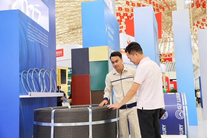 Giới thiệu với khách tham quan gian hàng về sản phẩm thép dự ứng lực của Hòa Phát Giới thiệu với khách tham quan gian hàng về sản phẩm thép dự ứng lực của Hòa Phát