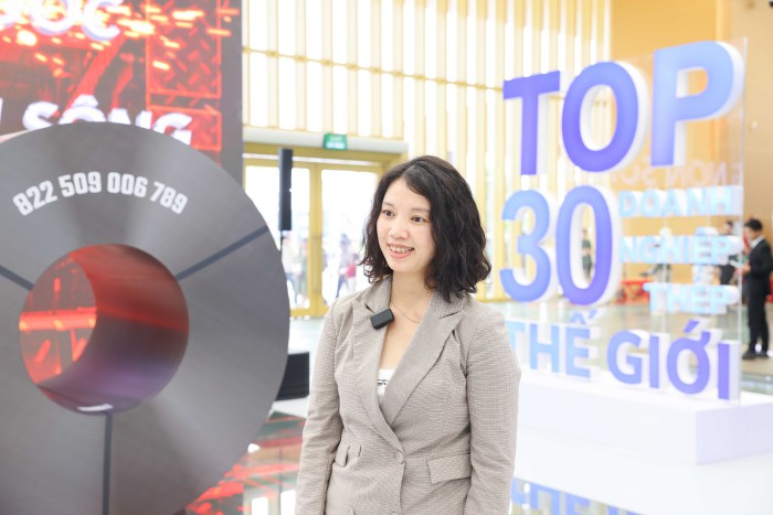 Chị Nguyễn Thu Huyền, Giám đốc kinh doanh Văn phòng đại diện GS Global Corp ấn tượng với hệ thống các sản phẩm thép trưng bày của Hòa Phát Chị Nguyễn Thu Huyền, Giám đốc kinh doanh Văn phòng đại diện GS Global Corp ấn tượng với hệ thống các sản phẩm thép trưng bày của Hòa Phát