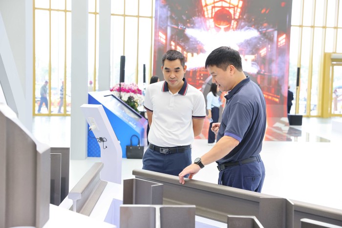 Nhiều khách hàng quan tâm tới sản phẩm thép ray, thép hình của Hòa Phát trưng bày tại triển lãm Nhiều khách hàng quan tâm tới sản phẩm thép ray, thép hình của Hòa Phát trưng bày tại triển lãm