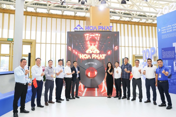 Chị Trần Thị Thu Hiền, Phó Tổng giám đốc Tập đoàn Hòa Phát, Ban giám đốc các Công ty thành viên và trưởng phó các bộ phận trước cuộn HRC - sản phẩm mà chưa doanh nghiệp Việt Nam nào sản xuất được ngoài Hòa Phát Chị Trần Thị Thu Hiền, Phó Tổng giám đốc Tập đoàn Hòa Phát, Ban giám đốc các Công ty thành viên và trưởng phó các bộ phận trước cuộn HRC - sản phẩm mà chưa doanh nghiệp Việt Nam nào sản xuất được ngoài Hòa Phát