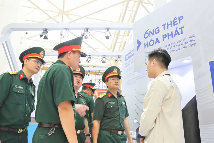 Gian hàng Hòa Phát được thiết kế mở giúp khách tham quan dễ dàng tiếp cận thông tin Gian hàng Hòa Phát được thiết kế mở giúp khách tham quan dễ dàng tiếp cận thông tin