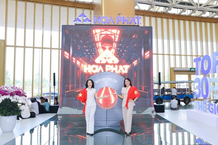 Hai Phó Giám đốc Công ty Thép Hòa Phát Dung Quất - chị Nguyễn Thị Tố Hoài (bên trái) và chị Vương Ngọc Linh checkin cạnh cuộn HRC tại gian hàng Hai Phó Giám đốc Công ty Thép Hòa Phát Dung Quất - chị Nguyễn Thị Tố Hoài (bên trái) và chị Vương Ngọc Linh checkin cạnh cuộn HRC tại gian hàng