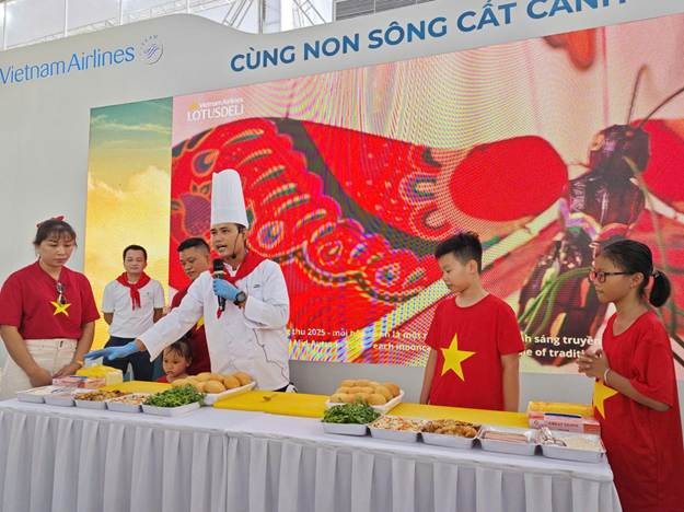 Các đầu bếp từ Công ty Cổ phần Suất ăn Hàng không Nội Bài trực tiếp hướng dẫn làm bánh mỳ Việt Nam. Ảnh: VNA Các đầu bếp từ Công ty Cổ phần Suất ăn Hàng không Nội Bài trực tiếp hướng dẫn làm bánh mỳ Việt Nam. Ảnh: VNA
