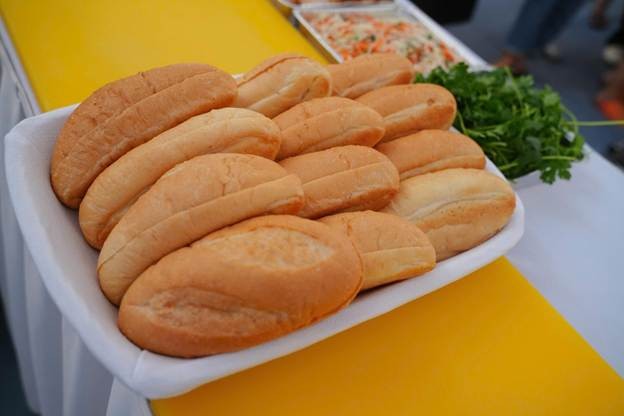 Ổ bánh mì vàng ruộm, giòn rụm, linh hồn của món ăn đường phố Việt Nam. Ảnh: VNA Ổ bánh mì vàng ruộm, giòn rụm, linh hồn của món ăn đường phố Việt Nam. Ảnh: VNA