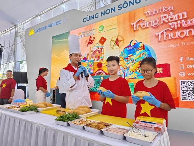 Các bạn nhỏ hào hứng chia sẻ thành quả. (Ảnh: VNA). Các bạn nhỏ hào hứng chia sẻ thành quả. (Ảnh: VNA).