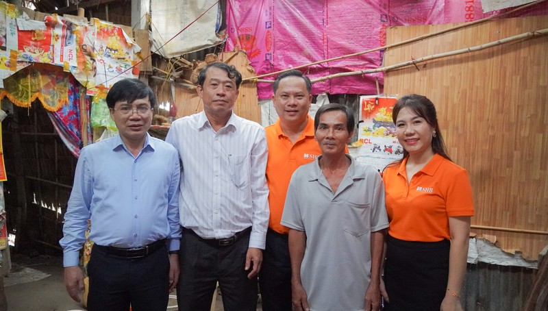 Đại diện SHB đến thăm hỏi, động viên người dân gặp khó khăn về nhà ở tại tỉnh Sóc Trăng (nay là TP Cần Thơ) Anh 2 (18).jpg