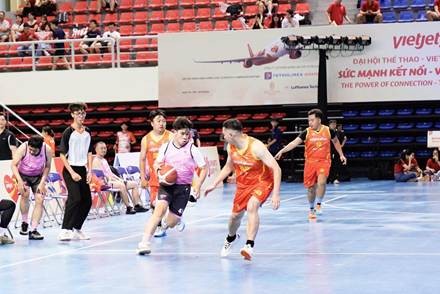 Sàn đấu bóng rổ nóng lên với những cú ném ăn điểm chuẩn xác, tốc độ và sự phối hợp ăn ý Sàn đấu bóng rổ nóng lên với những cú ném ăn điểm chuẩn xác, tốc độ và sự phối hợp ăn ý