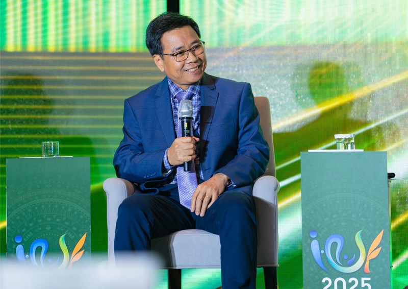 Ông Lê Hoàng Minh - Giám đốc điều hành sản xuất kiêm Trưởng dự án Net Zero của Vinamilk tại Diễn đàn Doanh nghiệp Phát triển bền vững Việt Nam (VCSF) lần thứ 12 (Ảnh: Minh Anh). ẢNH 1A (1).jpg
