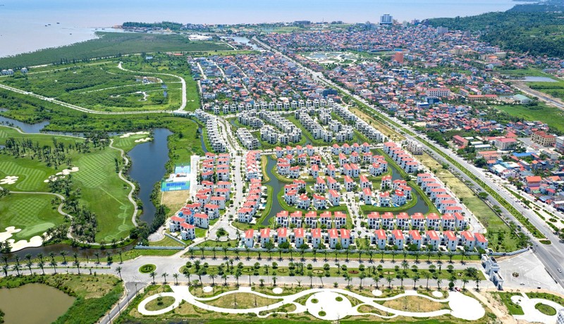 Nằm sát biển, kề sân gôn, gần tâm điểm giao thương kinh tế, Ruby Coastal City hội tụ mọi yếu tố hấp dẫn của một vị trí kim cương 01 Ruby Coastal City.jpg