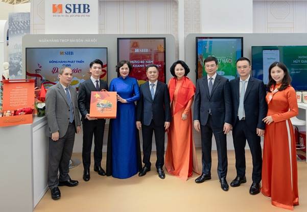 Ông Đỗ Quang Vinh - Phó CT HĐQT SHB đón tiếp Thống đốc NHNN Nguyễn Thị Hồng cùng Đoàn lãnh đạo NHNN tham quan gian hàng SHB tại triển lãm “80 năm Hành trình Độc lập – Tự do – Hạnh phúc” Ông Đỗ Quang Vinh - Phó CT HĐQT SHB đón tiếp Thống đốc NHNN Nguyễn Thị Hồng cùng Đoàn lãnh đạo NHNN tham quan gian hàng SHB tại triển lãm “80 năm Hành trình Độc lập – Tự do – Hạnh phúc”