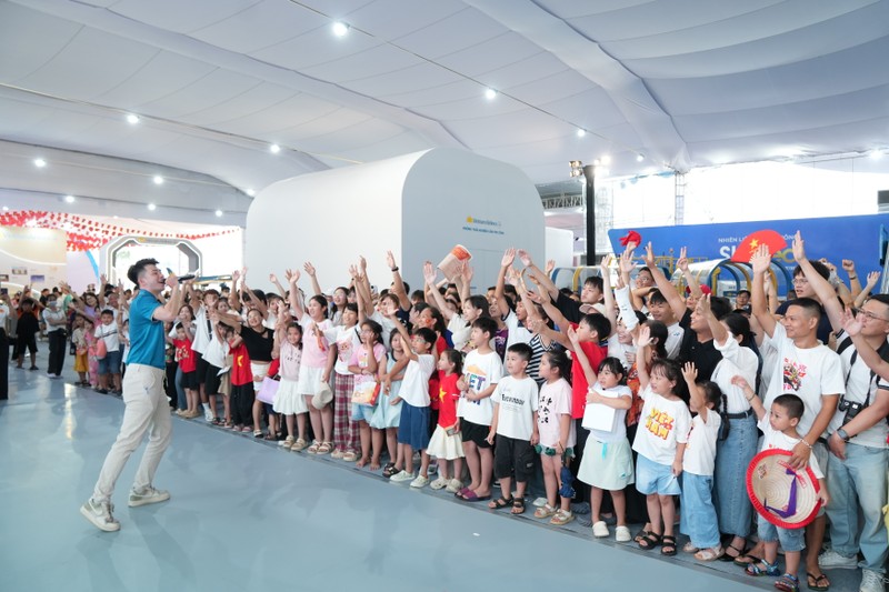 Gian hàng của Vietnam Airlines luôn thu hút đông đảo khách tham quan với chuỗi hoạt động trải nghiệm phong phú 3. Gian hàng của Vietnam Airlines luôn thu hút đông đảo khách tham quan với chuỗi hoạt động trải nghiệm phong phú.jpg
