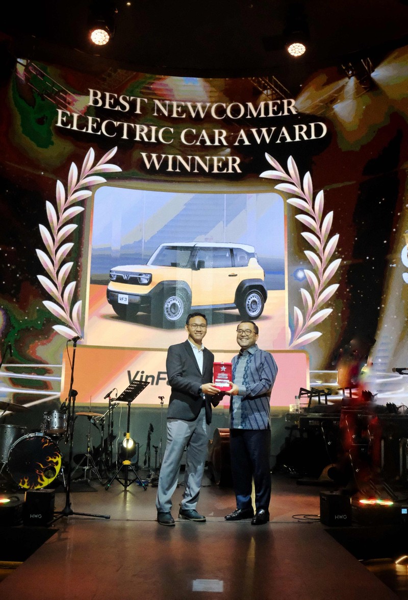 Tổng giám đốc VinFast Indonesia - Ông Kariyanto Hardjosoemarto nhận giải thưởng “Tân binh xe điện ấn tượng nhất” cho VF 3 tại Carvaganza Editors’ Choice Awards 2025. Photo 1 (3).JPG