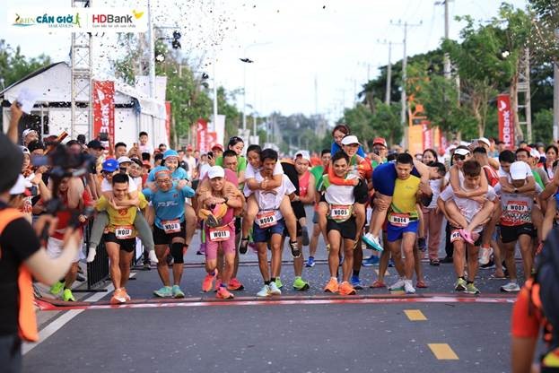 “Chồng cõng vợ” - chặng đua đầy tiếng cười và sức sáng tạo vô hạn “Chồng cõng vợ” - chặng đua đầy tiếng cười và sức sáng tạo vô hạn