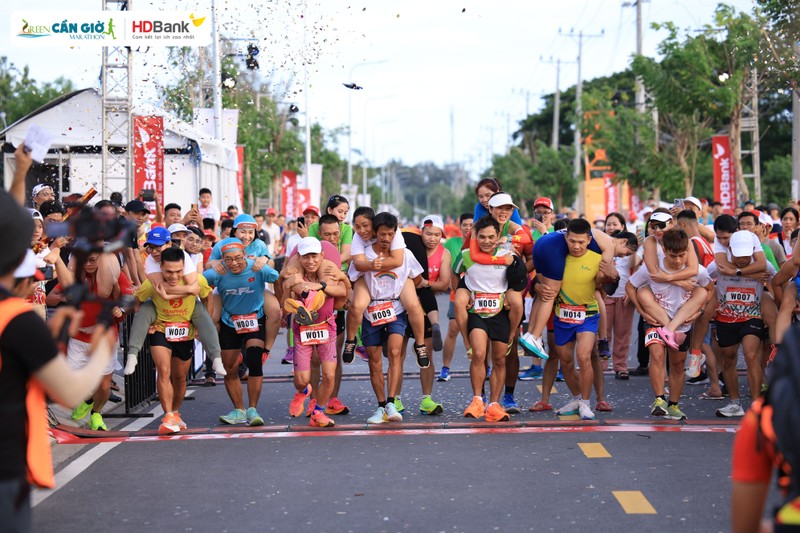 “Chồng cõng vợ” là “đặc sản” của giải đấu vì tính sáng tạo, thú vị góp phần gắn kết tình cảm lứa đôi Hình 7_“Chồng cõng vợ” là “đặc sản” của giải đấu vì tính sáng tạo, thú vị góp phần gắn kết tình cảm lứa đôi.jpg