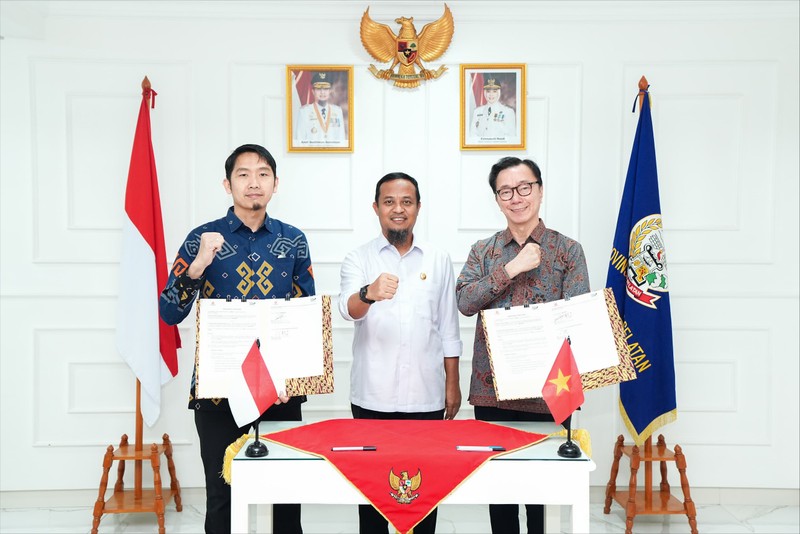 Lễ ký kết hợp tác có sự tham dự của ông Andi Sudirman Sulaiman, Thống đốc tỉnh Nam Sulawesi (đứng giữa), và các lãnh đạo cấp cao của hai doanh nghiệp. Photo 1 (4).jpg